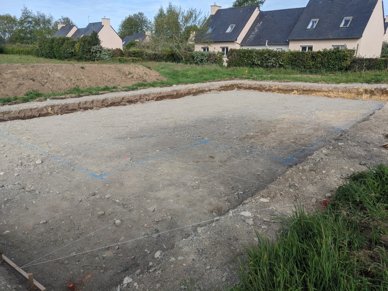 Traçage des contours du futur bâtiment sur le terrain à Tréméoc.