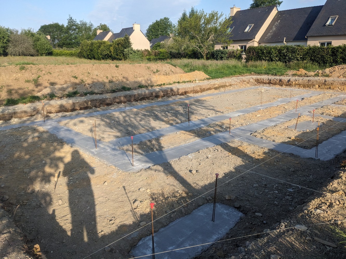 Coulage des fondations en béton — chantier de Tréméoc.