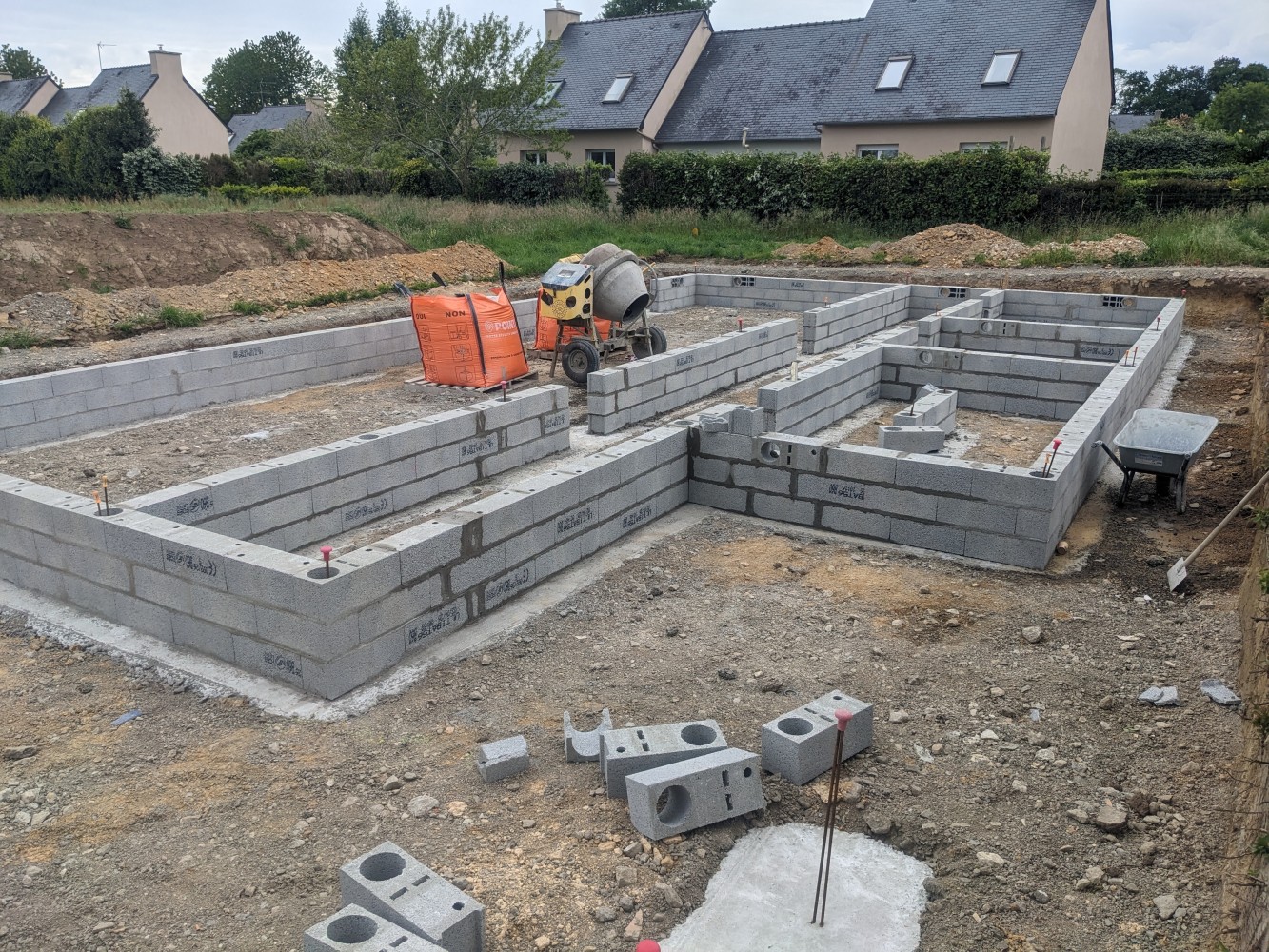 Montage des murs du vide sanitaire en parpaings à Tréméoc.