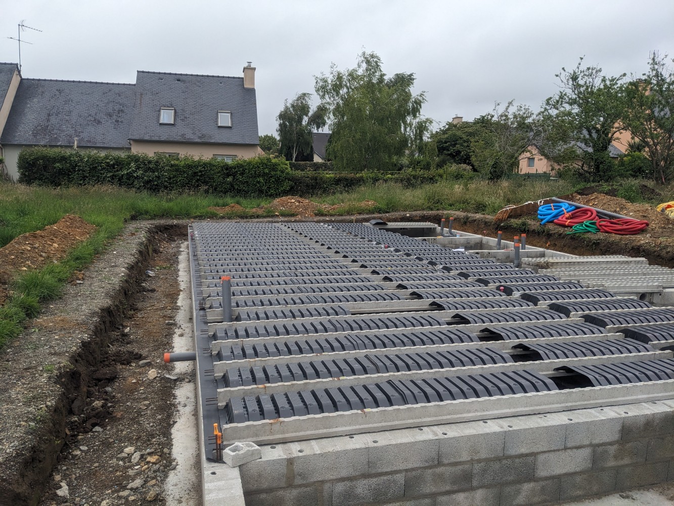 Préparation du vide sanitaire pour la future dalle béton.