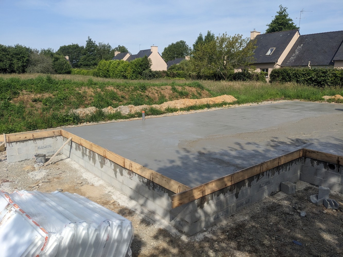 Coulage de la dalle béton du bâtiment ChallengeMyProject à Tréméoc.