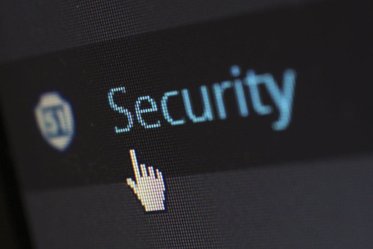 Le mot « Security » affiché sur un écran avec un curseur de souris, gros plan sur les pixels