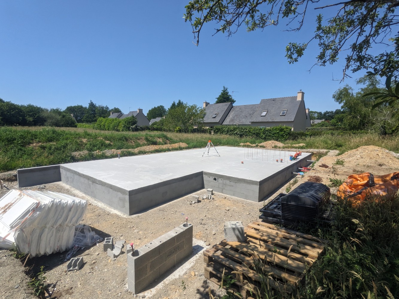 Dalle coulée et vide sanitaire du bâtiment de Tréméoc, avant remblaiement.