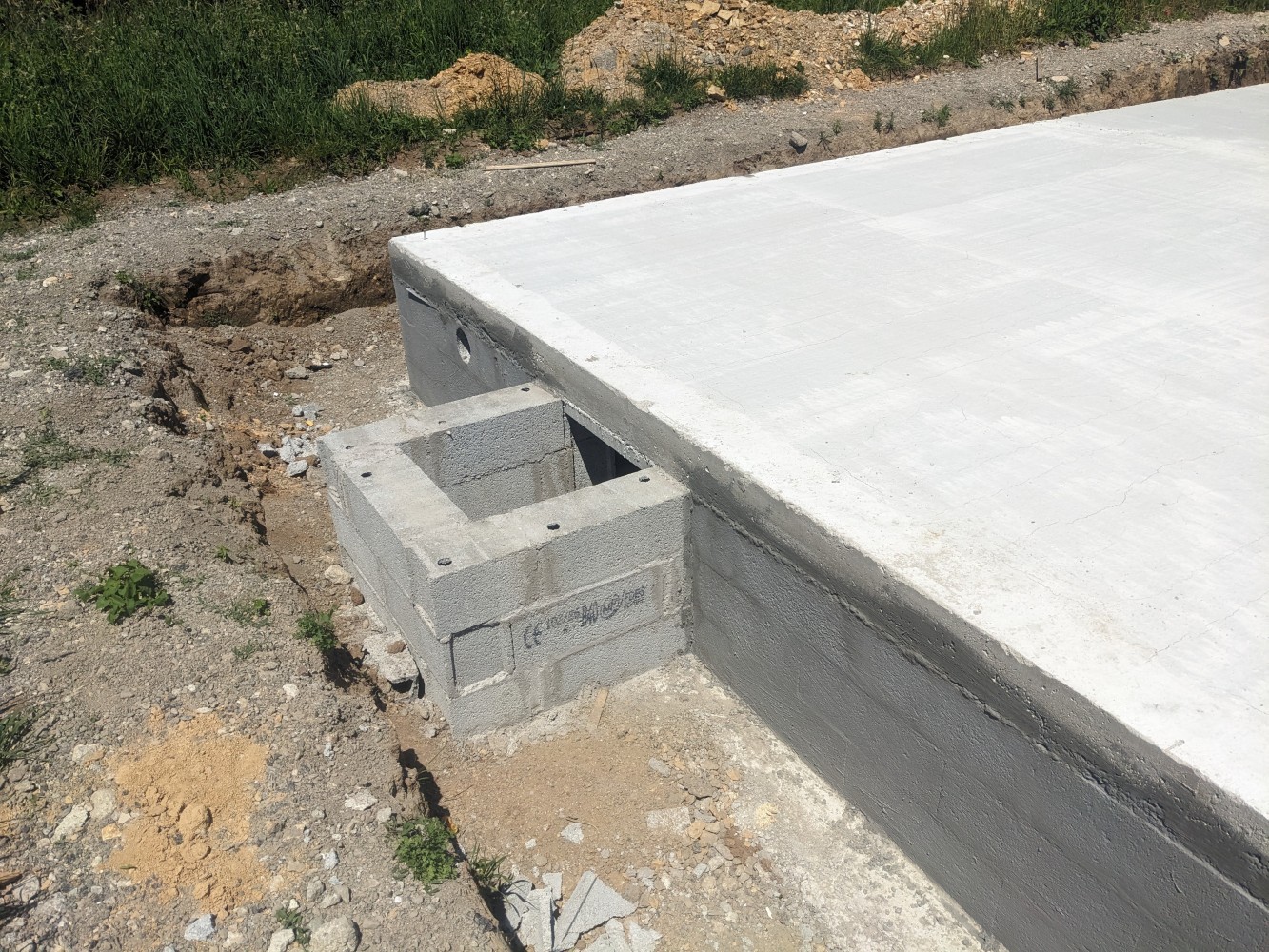 Trappe d'accès aménagée pour entrer dans le vide sanitaire du bâtiment.