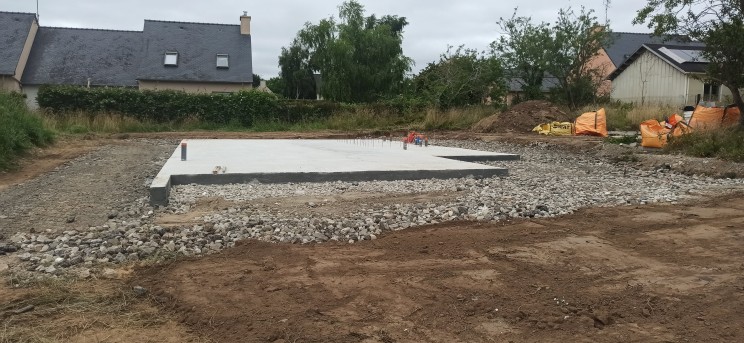 Remblaiement à la pelleteuse tout autour du vide sanitaire, chantier de Tréméoc.