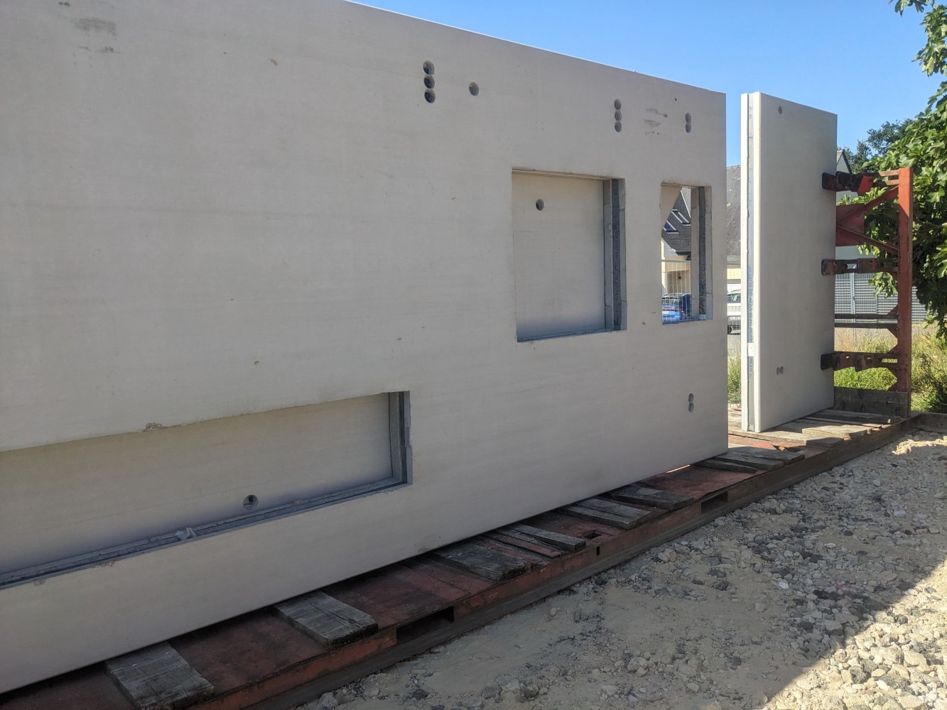 Murs préfabriqués en béton livrés sur le chantier de Tréméoc.