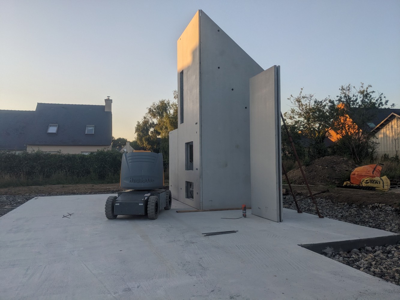 Ensemble des murs intérieurs posés, prêts à recevoir le béton.
