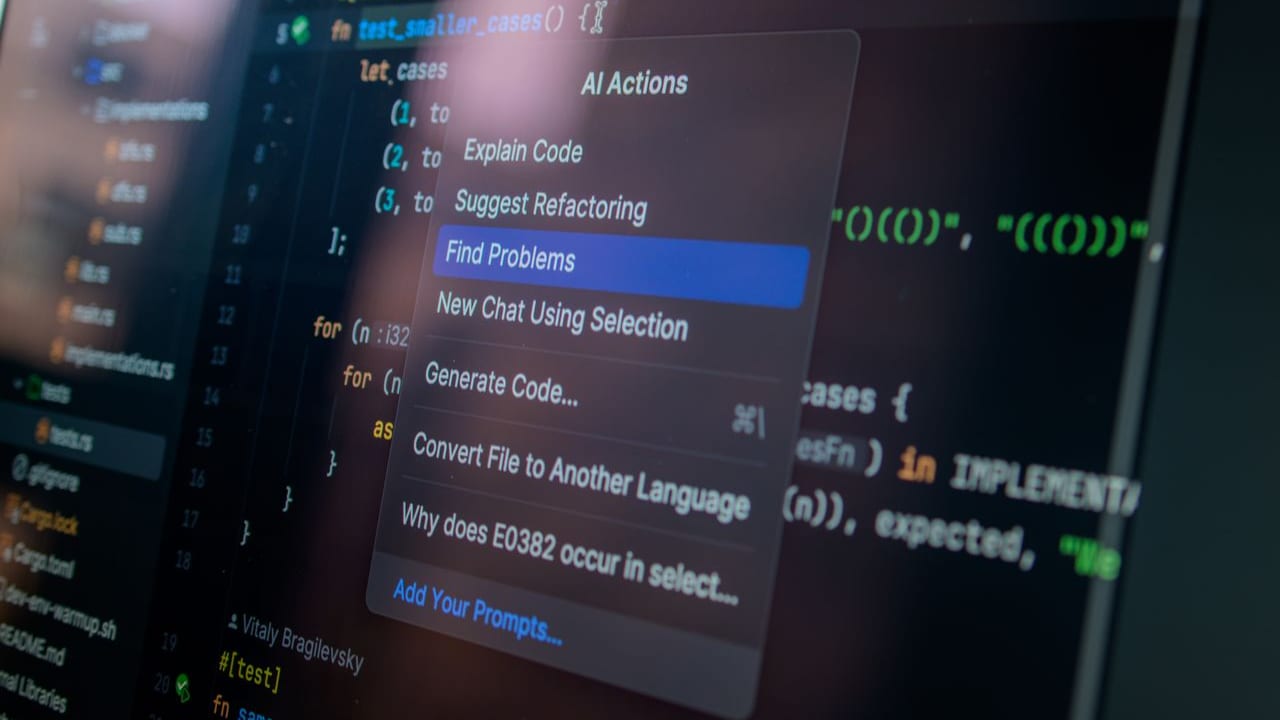 Menu « AI Actions » d'un assistant d'intelligence artificielle ouvert dans un éditeur de code, proposant d'expliquer, refactorer ou corriger du code.
