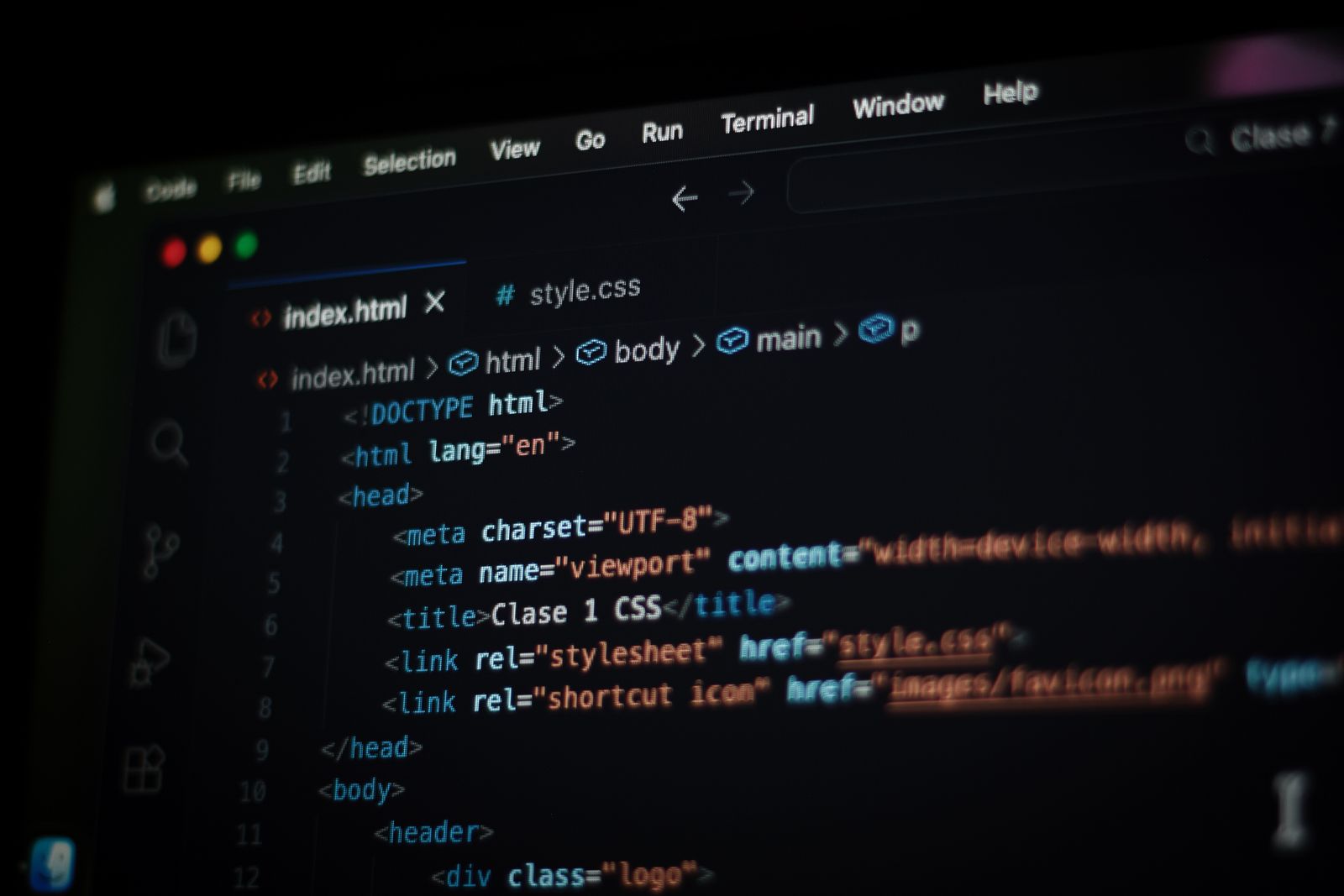 Gros plan sur du code HTML affiché en mode sombre sur un écran d'ordinateur.
