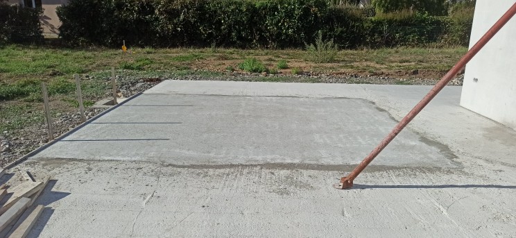 Dalle béton reprise sur le chantier de Tréméoc, la zone réparée se distinguant du reste de la surface.