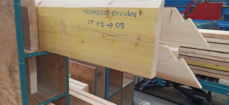 Planche de charpente marquée à la main « Tréméoc Druides » dans l'atelier de MCA SCOP.