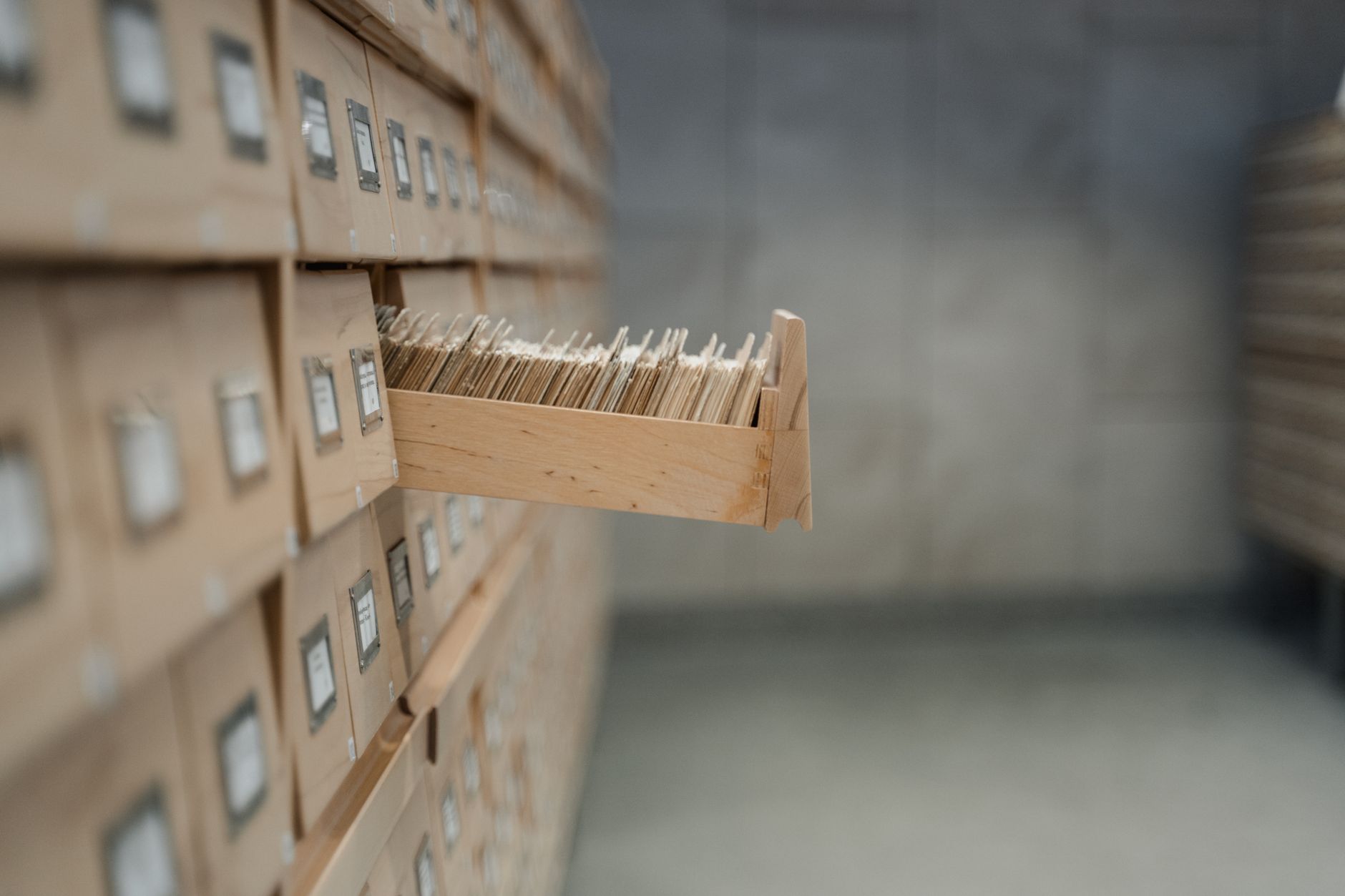 Tiroir de fichier à cartes dans un service d'archives.