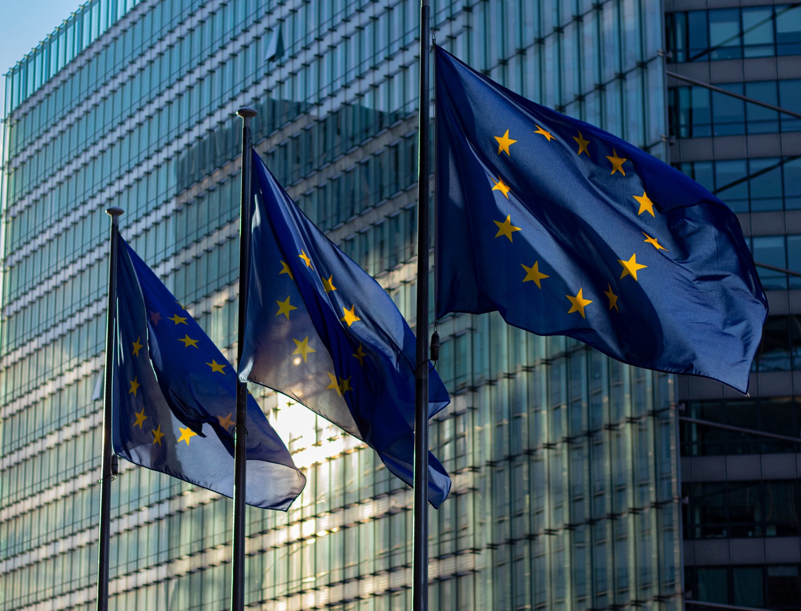 Drapeaux européens déployés devant le bâtiment de la Commission, à Bruxelles.