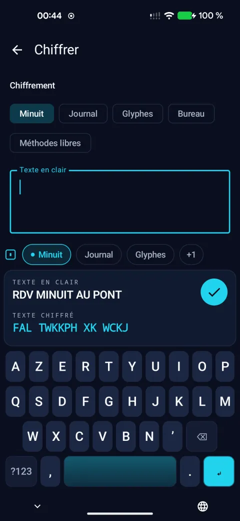 Le clavier Cipher Chronicle : « RDV MINUIT AU PONT » tapé en clair, le texte chiffré « FAL TWKKPH XK WCKJ » affiché au-dessus des touches.