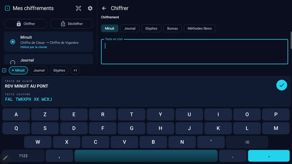 Le clavier Cipher Chronicle sur tablette : « RDV MINUIT AU PONT » tapé en clair, le chiffré affiché au-dessus des touches.